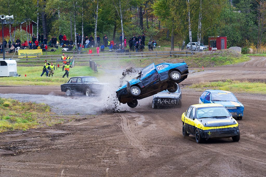 Folkrace. Bil i luften