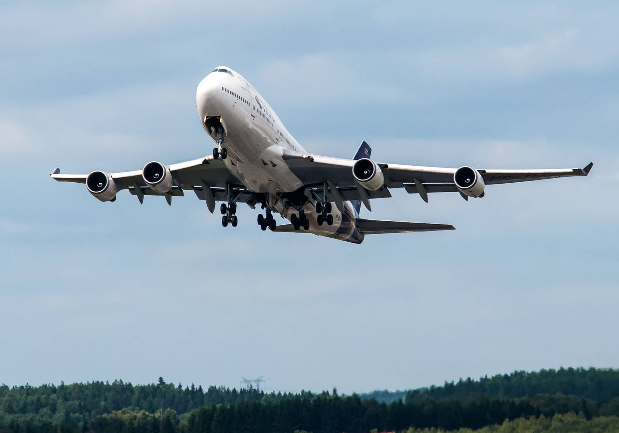 Jumbojet Boeing 747 lyfter från Arlanda flygplats