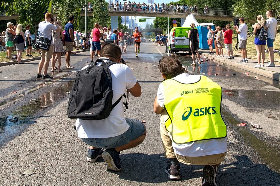 Löpare och fotografer på Stockholm Marathon