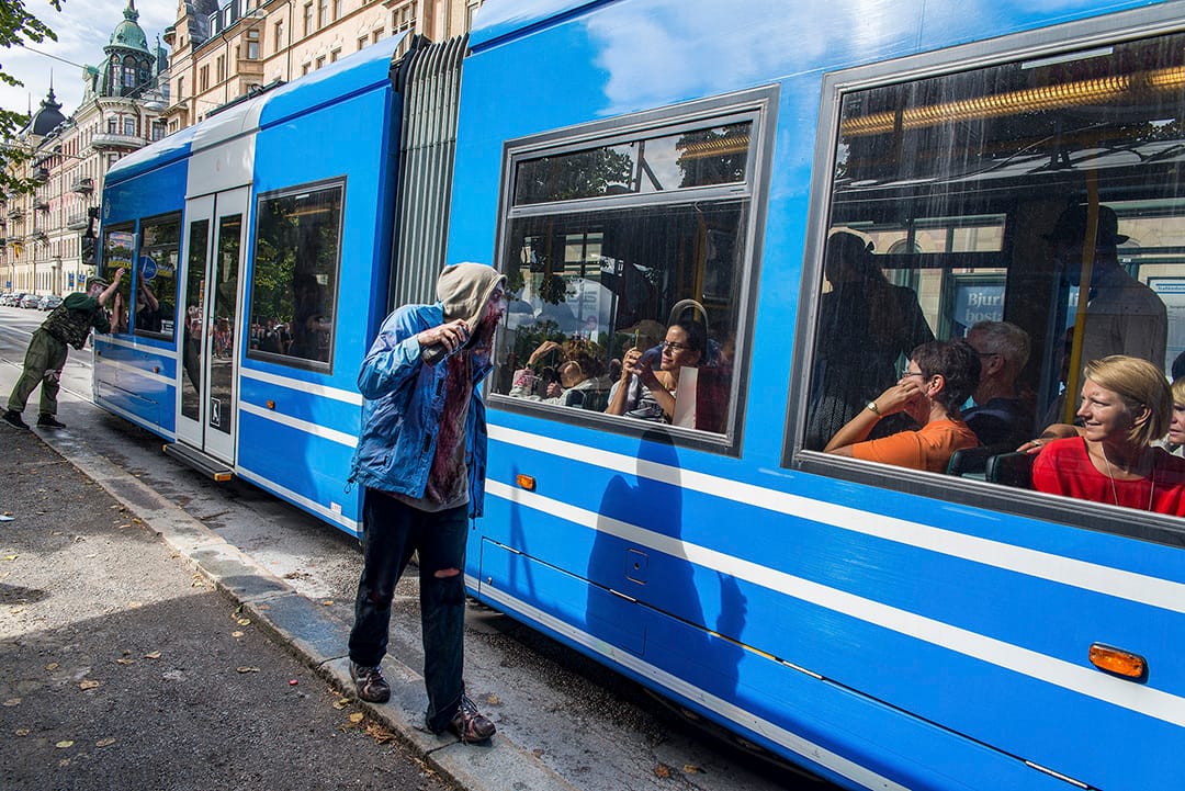 Zombier tittar in i en spårvagn
