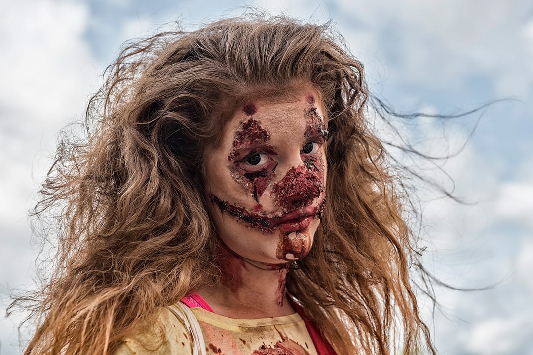 Zombie som tittar in i kameran