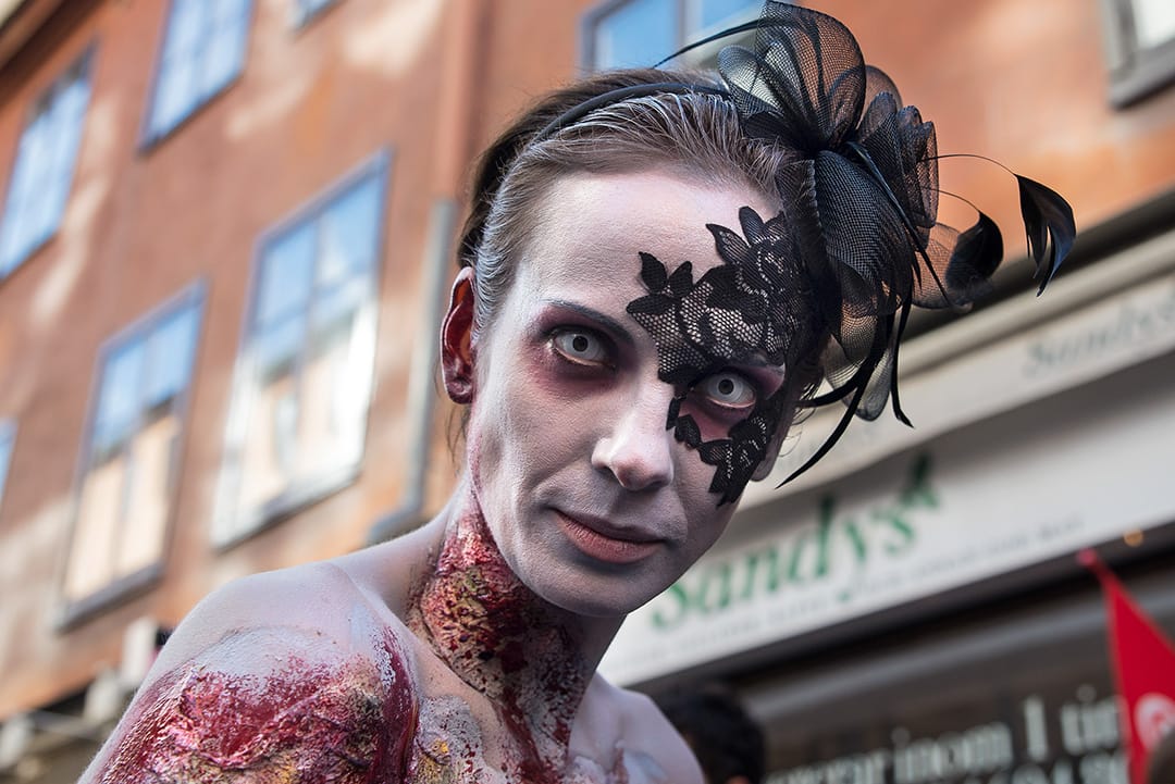 Zombie tittar in i kameran
