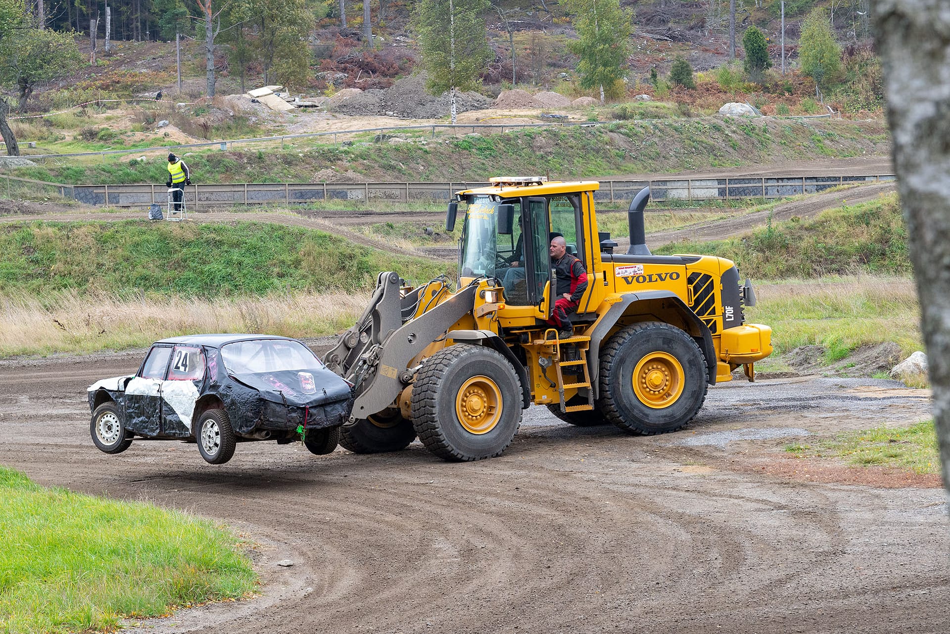 Folkrace - Bil blir bärgad av banan av truck